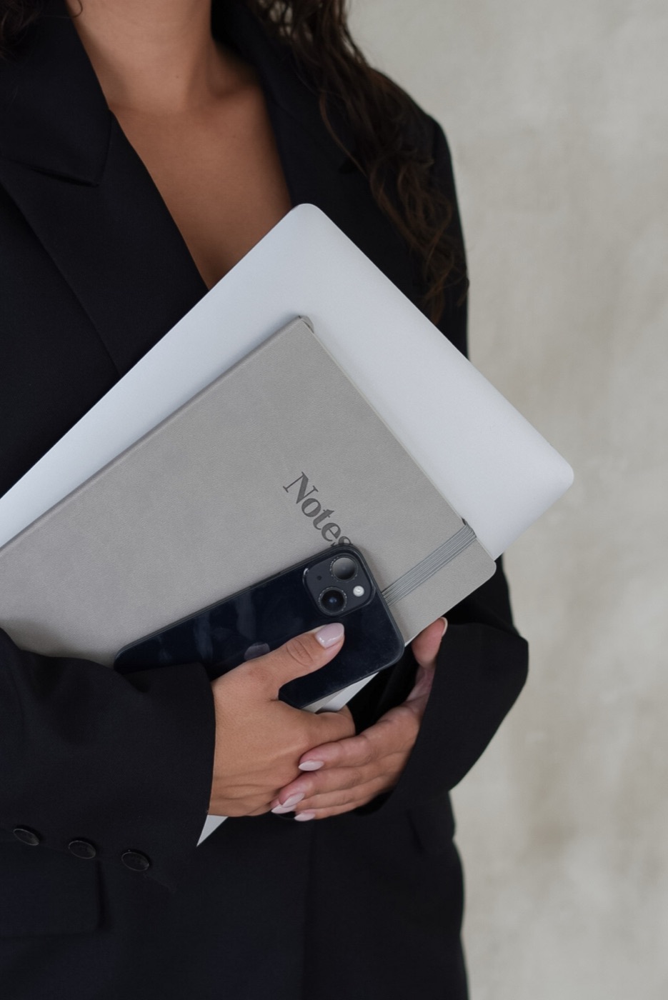 Marqueting Agency aan het werk met laptop en notitieboek