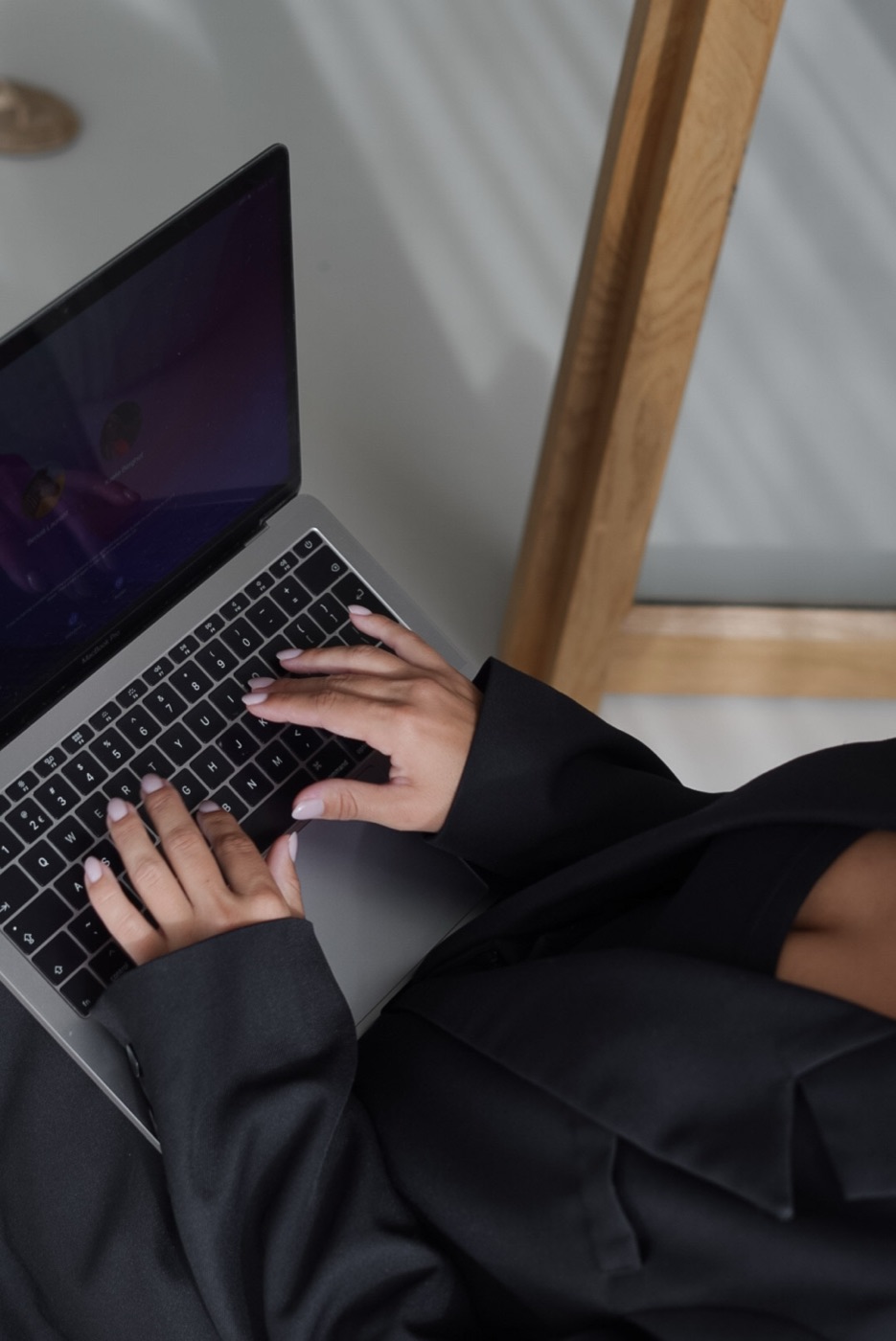 Actief social media beheer achter de laptop